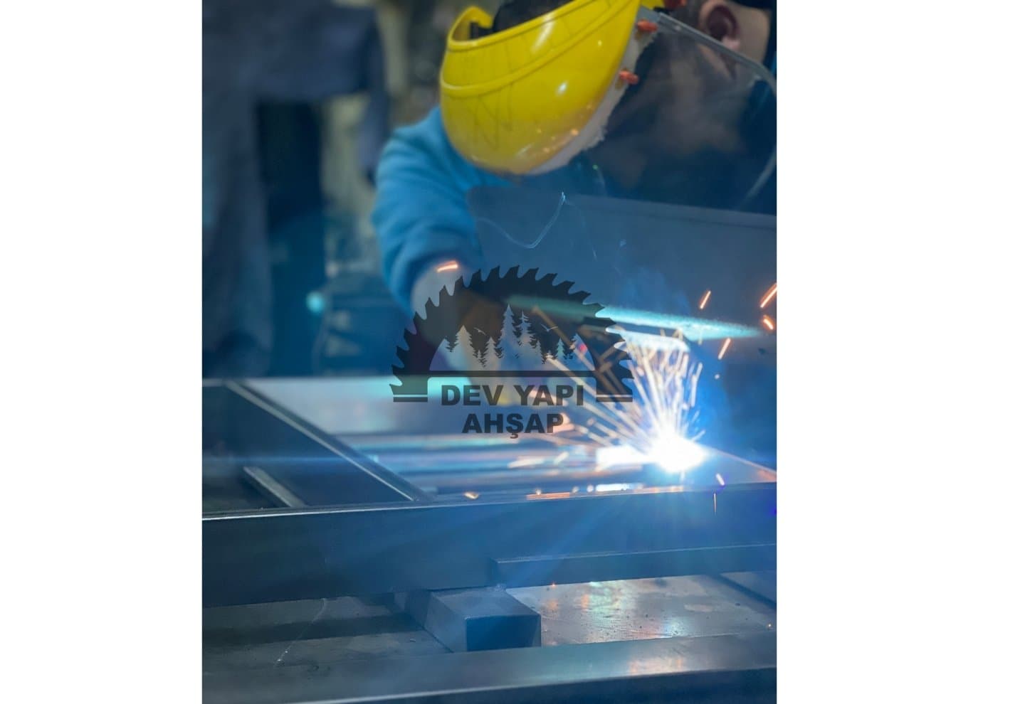 Atölyede metal çerçeve kaynağı yapan usta