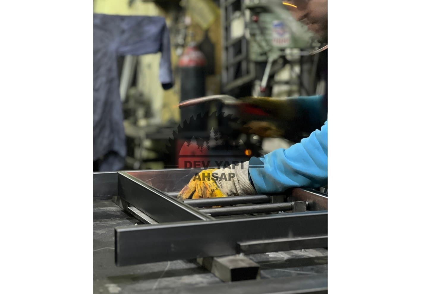 Metal çerçeve montajı yapan usta elleri