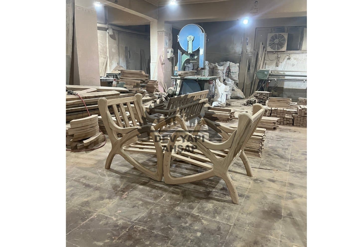 Band testere önünde henüz bitmemiş ahşap lounge sandalyeler