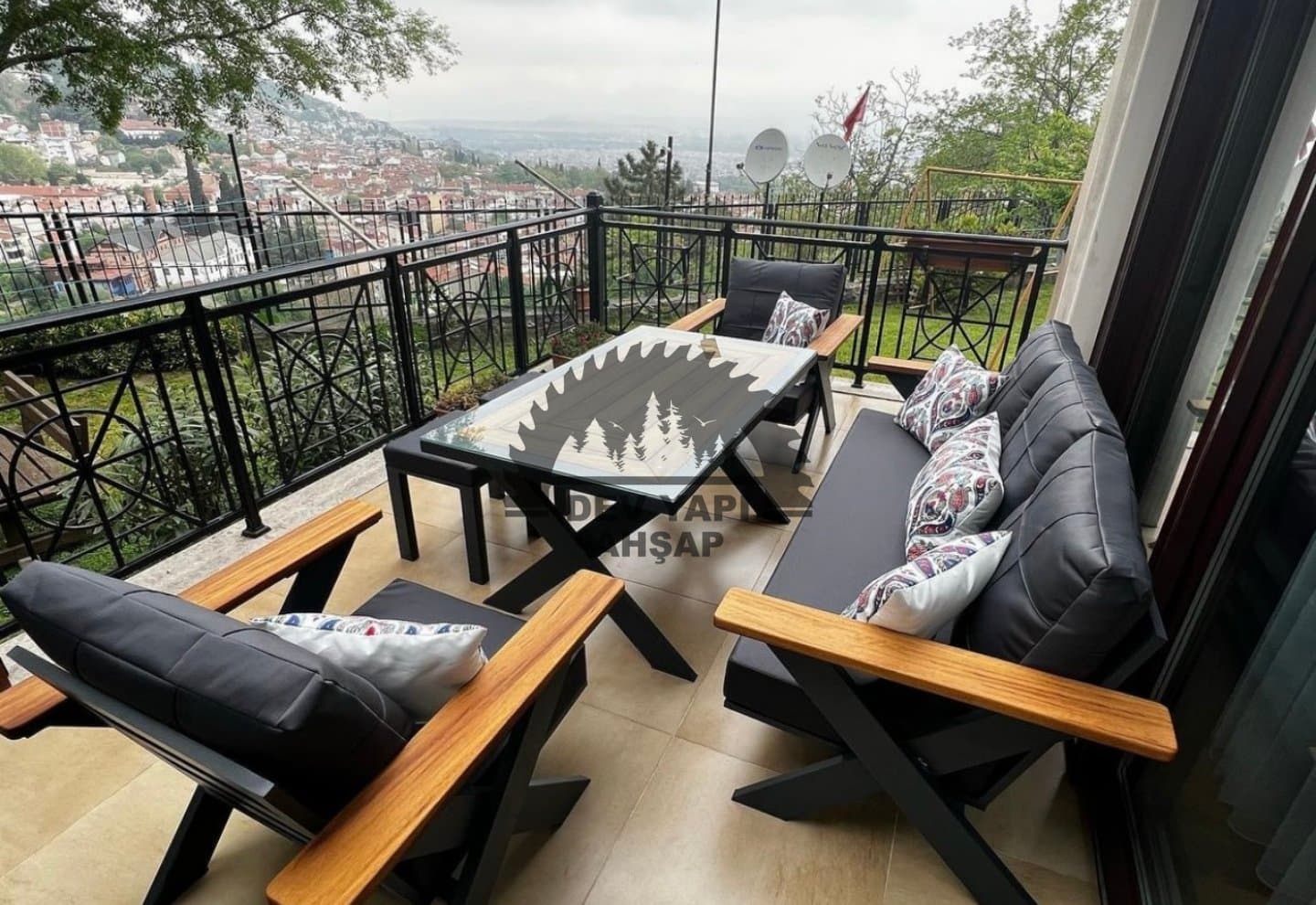 Akşam ışığında balkon